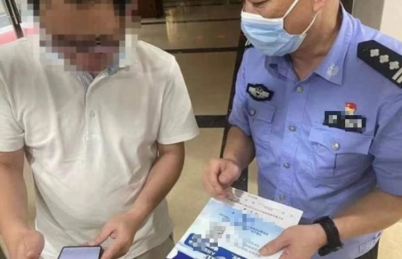 Mang hơn 8 tỷ đồng đi gửi tiết kiệm, người đàn ông choáng váng khi tiền Mang hơn 8 tỷ đồng đi gửi tiết kiệm, người đàn ông choáng váng khi tiền