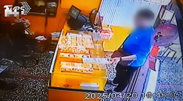 Nhờ bạn trông hộ cửa hàng xổ số, ông chủ