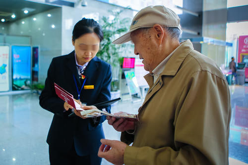 Người đàn ông vội tất toán sổ tiết kiệm 200 triệu đồng để gửi cho cháu trai chữa bệnh bị từ chối giao dịch: Ngân hàng khẳng định “ông đang bị lừa”- Ảnh 1. Người đàn ông vội tất toán sổ tiết kiệm 200 triệu đồng để gửi cho cháu trai chữa bệnh bị từ chối giao dịch: Ngân hàng khẳng định “ông đang bị lừa”- Ảnh 1.