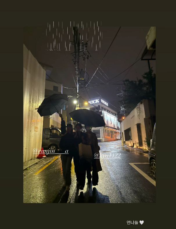 Song Hye Kyo hạnh phúc trong “mối quan hệ tay ba”- Ảnh 1.