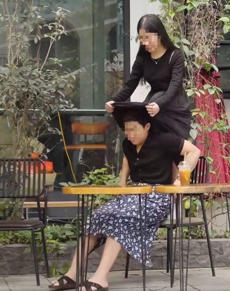 Video chàng trai núp trong váy bạn thân Video chàng trai núp trong váy bạn thân