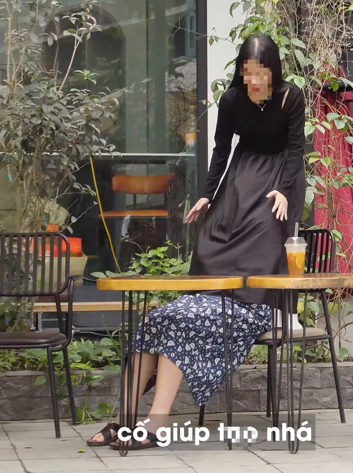 Video chàng trai núp trong váy bạn thân Video chàng trai núp trong váy bạn thân