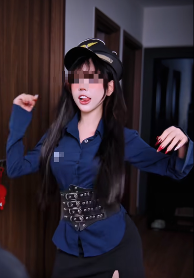 Có hành động gây tranh cãi, cô gái chơi