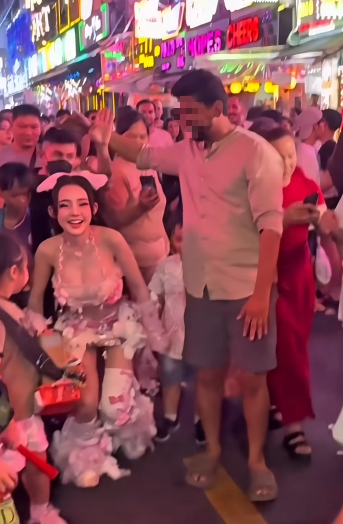 Ngân 98 biến thành búp bê xuống phố, khéo léo né fan nam sau những sự cố bị động chạm nhạy cảm- Ảnh 10.