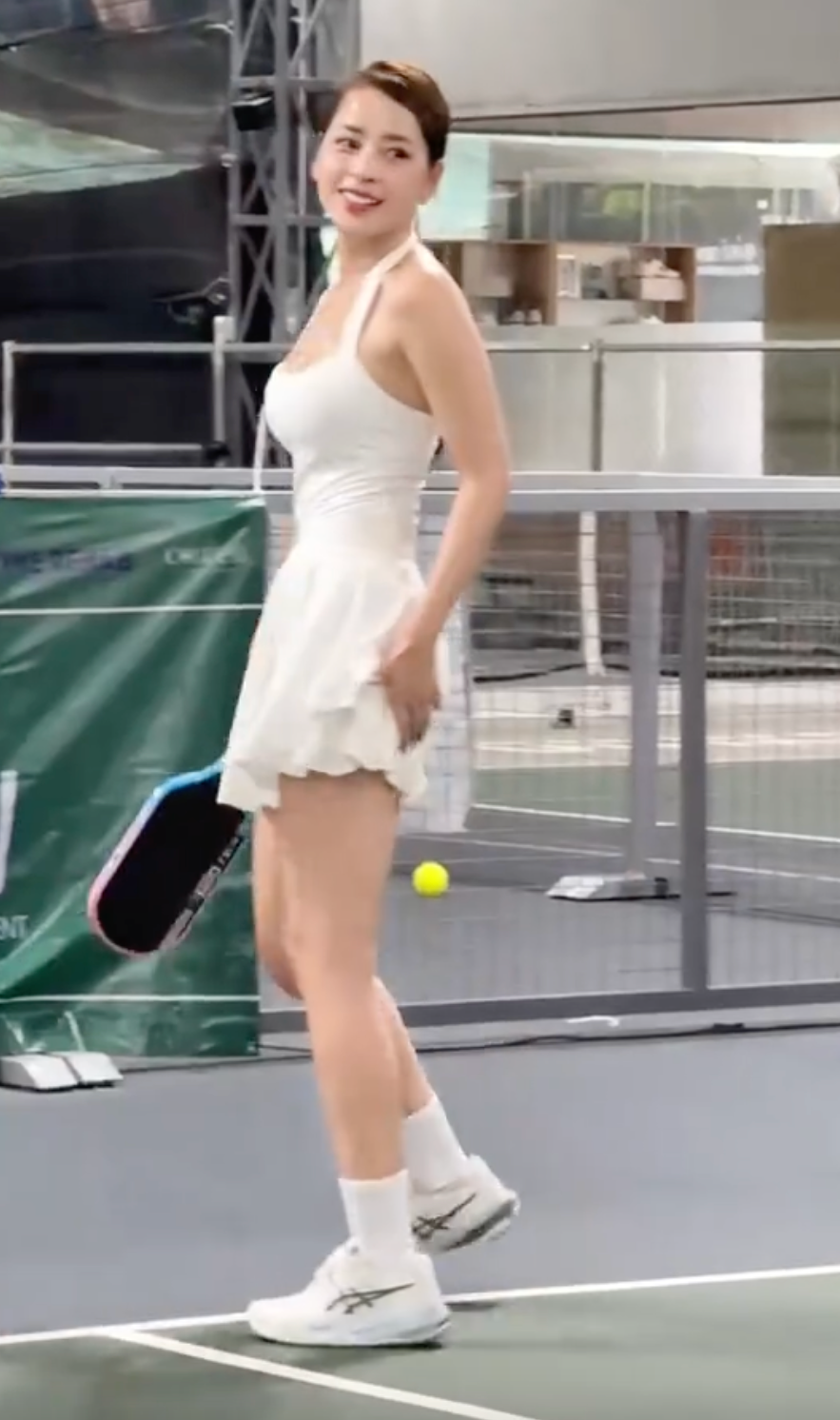 Chi Pu mồ hôi nhễ nhại, vòng eo trứ danh khiến sân pickleball mất tập trung- Ảnh 2.