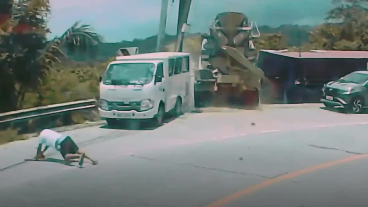 Tài xế liều mình nhảy khỏi xe mất phanh trước khi nó lao xuống núi- Ảnh 1.