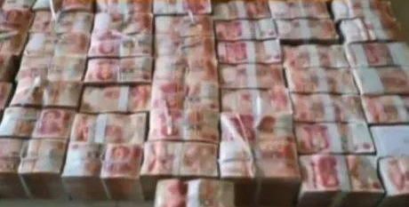 Sửa nhà, người đàn ông sốc nặng khi phát hiện 277 tỷ đồng tiền mặt- Ảnh 1.