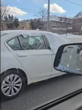 Chiếc xe dọn sạch tuyết lưu thông trên đường khiến nhiều người lo ngại về an toàn giao thông. Chiếc xe dọn sạch tuyết lưu thông trên đường khiến nhiều người lo ngại về an toàn giao thông.