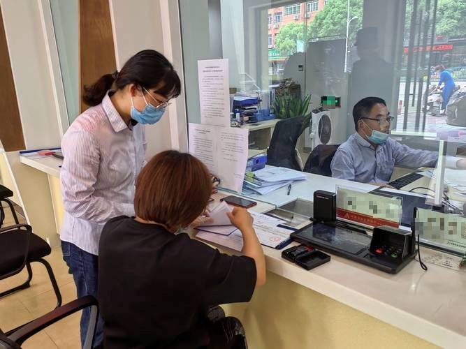 Người phụ nữ trình báo chuyển khoản nhầm 720 triệu đồng cần lấy lại, ngân hàng khẳng định: “Chủ tài khoản đã qua đời từ 4 năm trước”- Ảnh 1. Người phụ nữ trình báo chuyển khoản nhầm 720 triệu đồng cần lấy lại, ngân hàng khẳng định: “Chủ tài khoản đã qua đời từ 4 năm trước”- Ảnh 1.