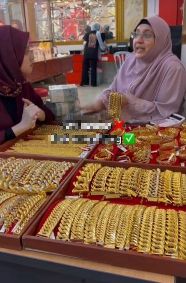 Xôn xao hình ảnh người phụ nữ mang vali tiền mặt để mua 15kg vàng ở Malaysia- Ảnh 2.