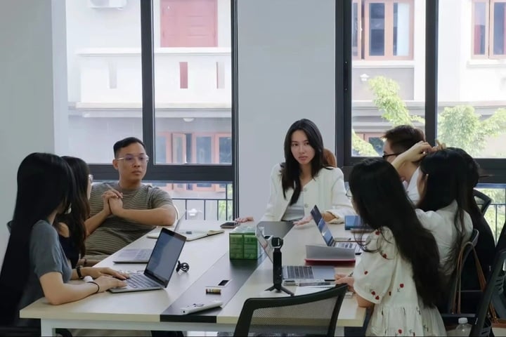 Mối quan hệ của Hoa hậu Thuỳ Tiên và Quang Linh Vlogs- Ảnh 4.