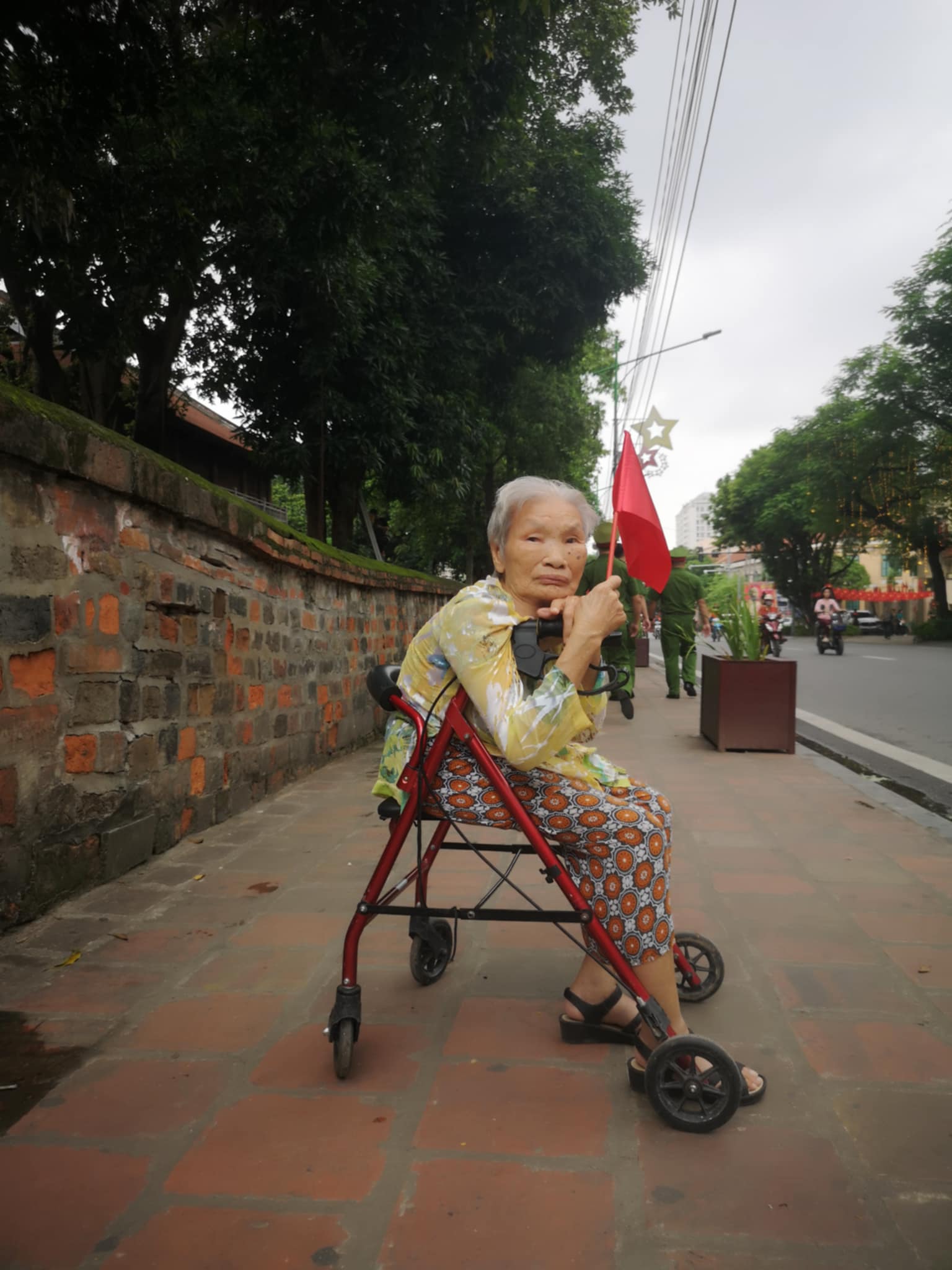 Cụ Ý cho biết đây là lần hiếm hoi cụ được xem diễu binh