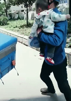 "Em bé shipper" chui trong thùng đựng đồ ăn, cùng bố đi ship hàng muôn nơi hiện tại ra sao? ee91a91cg00r2n8kj01mlc0007q00ayg 1637105151631638694114 1750756637085301946339 1750775980513 17507759807191033592258