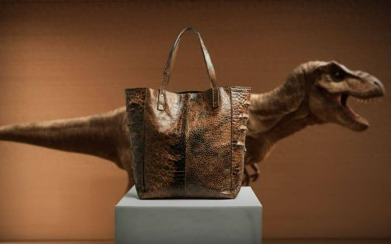 Ý tưởng táo bạo: Sản xuất túi xách từ da khủng long bạo chúa nhờ vào DNA cách đây hàng triệu năm để bảo vệ môi trường?- Ảnh 1. Ý tưởng táo bạo: Sản xuất túi xách từ da khủng long bạo chúa nhờ vào DNA cách đây hàng triệu năm để bảo vệ môi trường?- Ảnh 1.