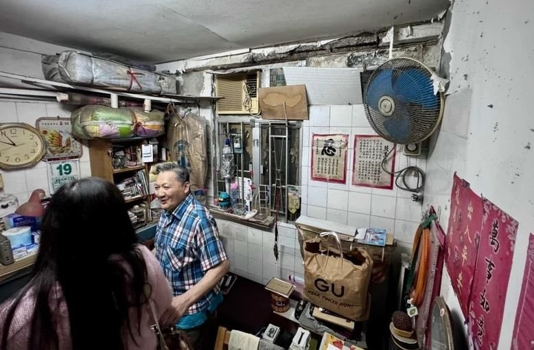 Bật khóc giữa nhà 'hộp giày' ở Hong Kong: Một căn 18 người ở chung, giá thuê phòng vừa 1 chiếc giường tầng cũng 11 triệu đồng- Ảnh 1. Bật khóc giữa nhà 'hộp giày' ở Hong Kong: Một căn 18 người ở chung, giá thuê phòng vừa 1 chiếc giường tầng cũng 11 triệu đồng- Ảnh 1.