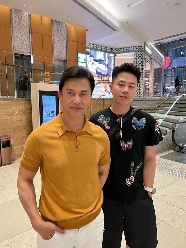 "Triển Chiêu" sinh ra ở Việt Nam: 3 đời vợ đều toàn mỹ nhân, giờ thành "tỷ phú không tuổi" khét tiếng Cbiz eky5gmstfzv2rqtcyfvardiwhm qp30k 17580959824391738809162 1758099892253 17580998925382003296225