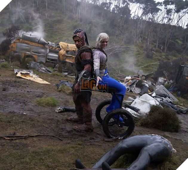 Hình ảnh hậu trường phim Predator: Badlands với Dimitrius Schuster-Koloamatangi.