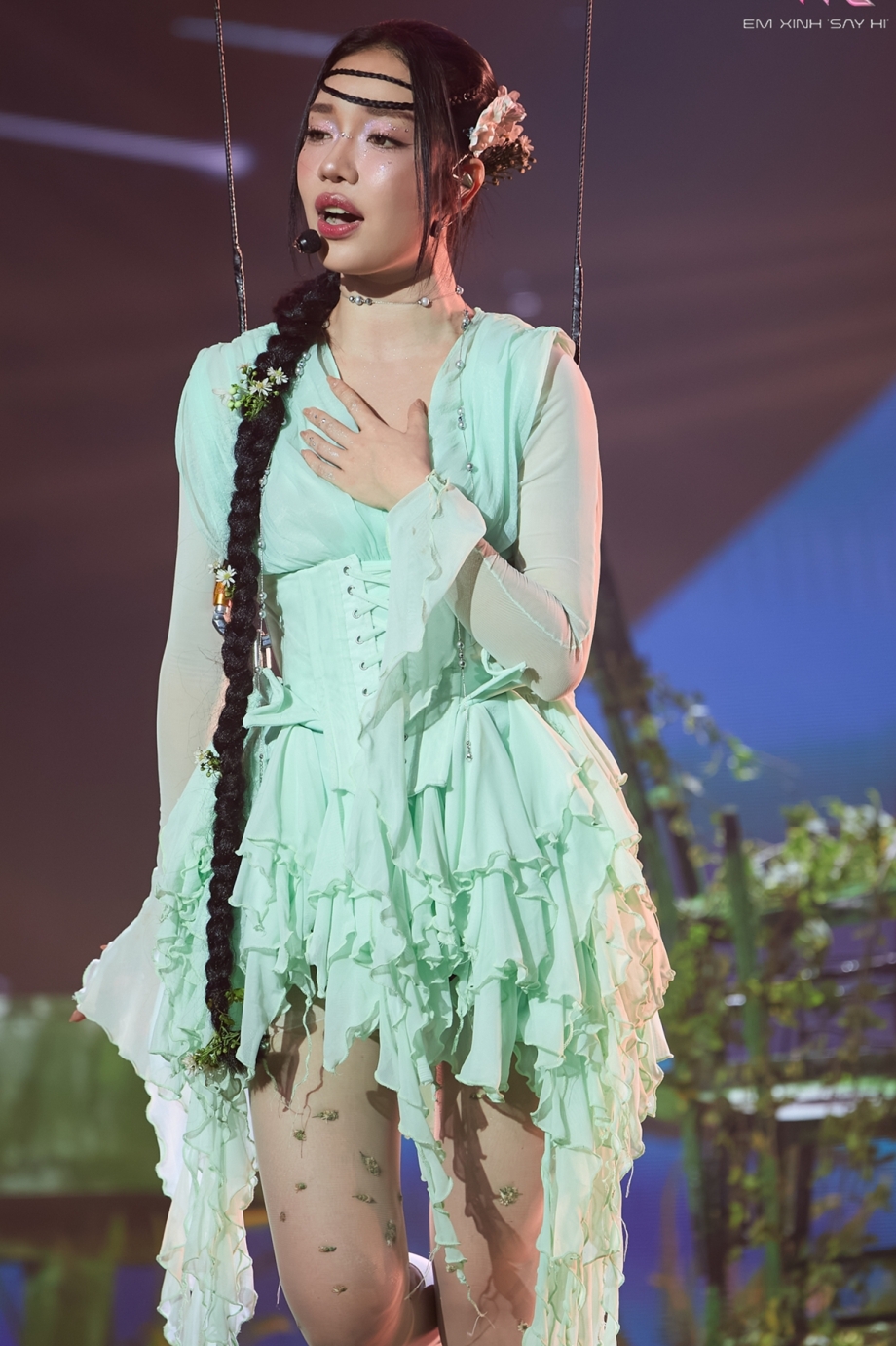 Phát hoảng khi xem clip 1 Em Xinh té cầu thang- Ảnh 2.