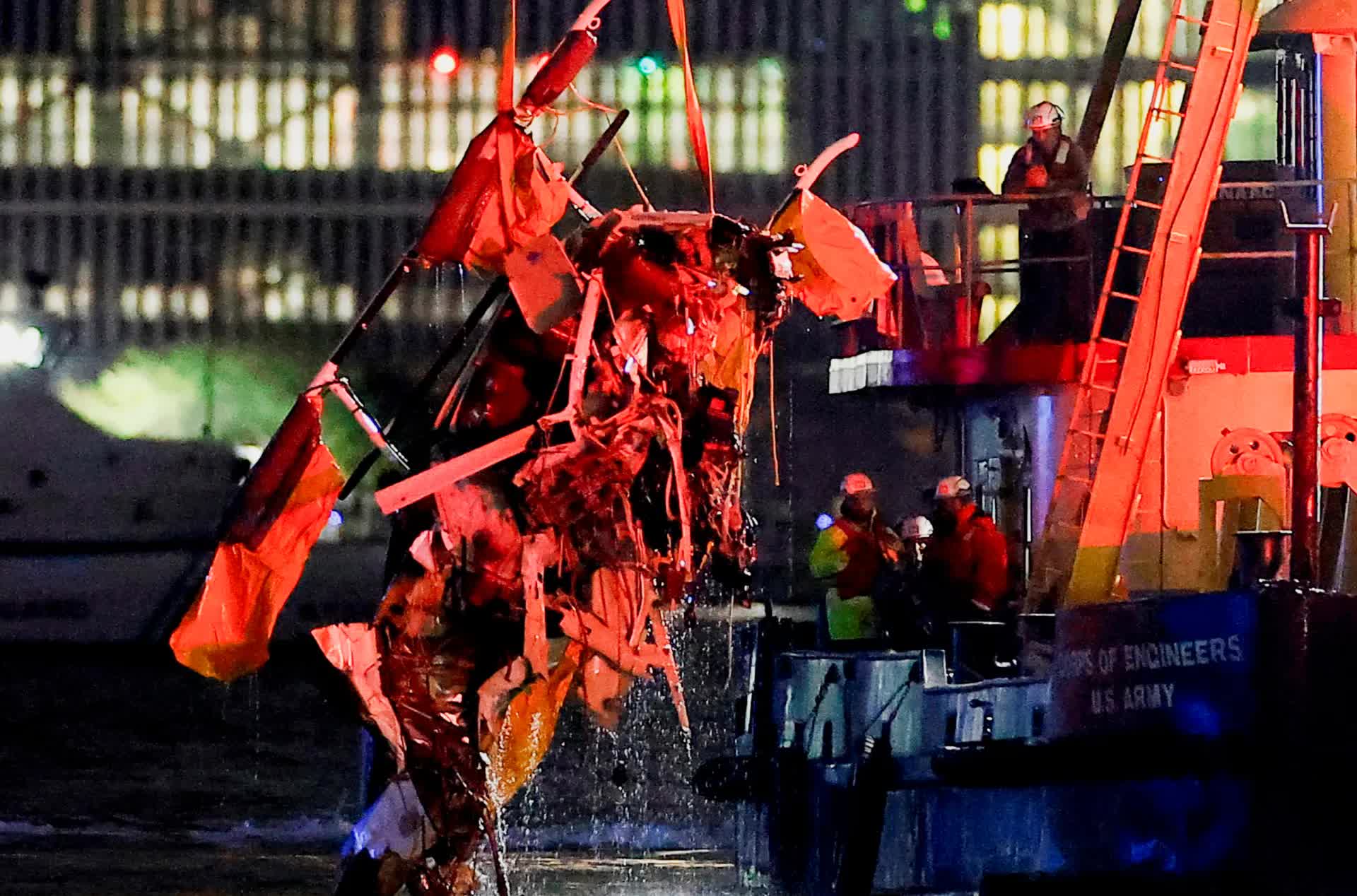 Vụ trực thăng vỡ đôi lao xuống sông ở New York: Xót xa hình ảnh từng mảnh vỡ dập nát được trục vớt lên từ đáy sông, nguyên nhân tai nạn dần được hé lộ- Ảnh 5.