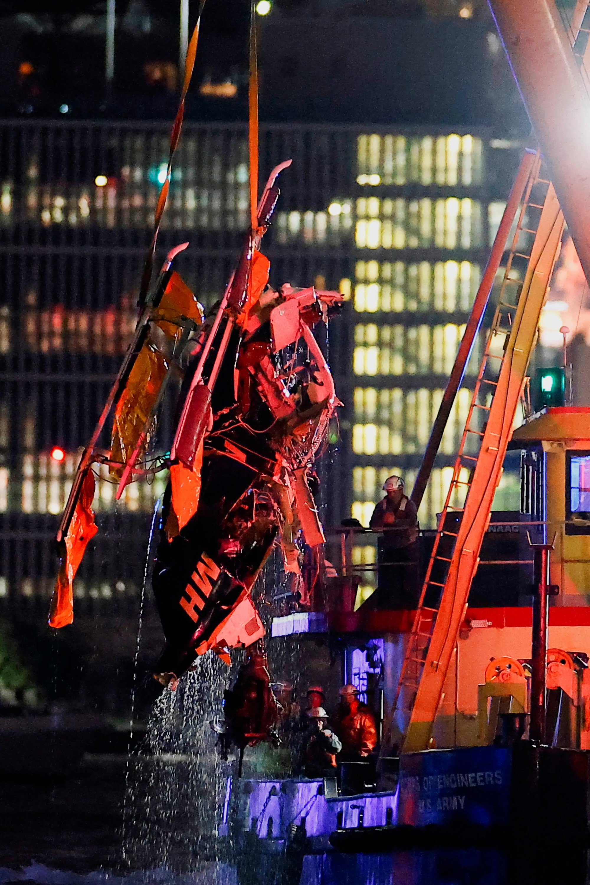 Vụ trực thăng vỡ đôi lao xuống sông ở New York: Xót xa hình ảnh từng mảnh vỡ dập nát được trục vớt lên từ đáy sông, nguyên nhân tai nạn dần được hé lộ- Ảnh 6.