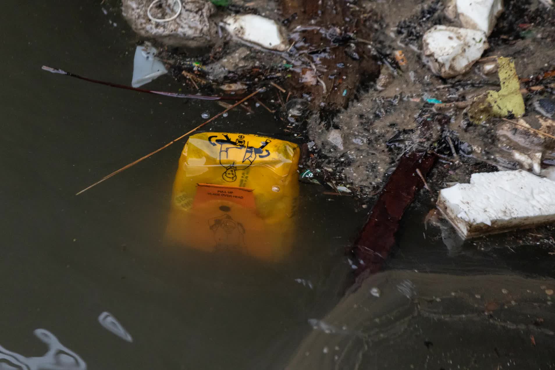 Vụ trực thăng vỡ đôi lao xuống sông ở New York: Xót xa hình ảnh từng mảnh vỡ dập nát được trục vớt lên từ đáy sông, nguyên nhân tai nạn dần được hé lộ- Ảnh 3.