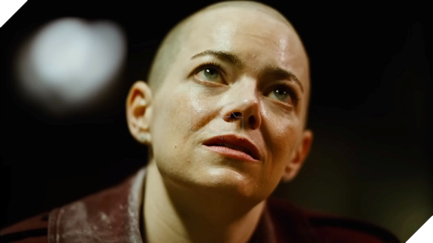 Hình ảnh nữ diễn viên Emma Stone trong tạo hình cạo đầu trong phim Bugonia.