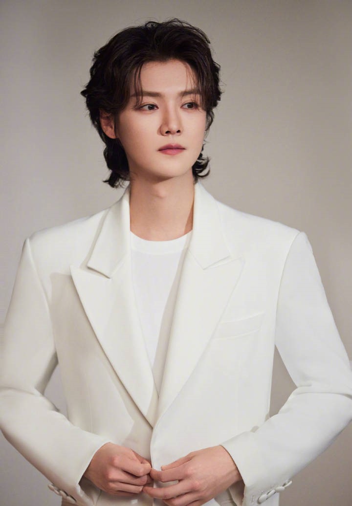 Hot nhất MXH: Lộc Hàm bị