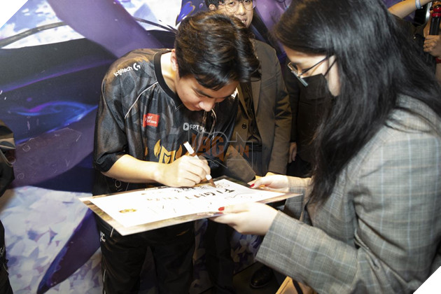 Một số người hâm mộ được Levi ký tặng