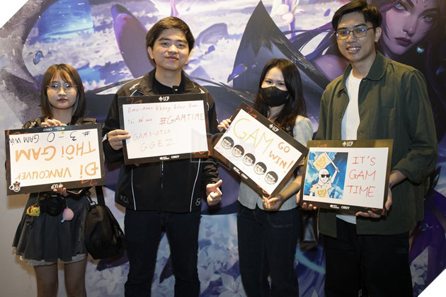 Optimus giao lưu và chụp hình cùng người hâm mộ