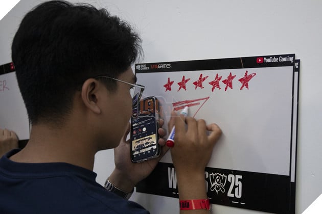 Bầu không khí cuồng nhiệt của Viewing Party CKTG 2025 tại Việt Nam 8