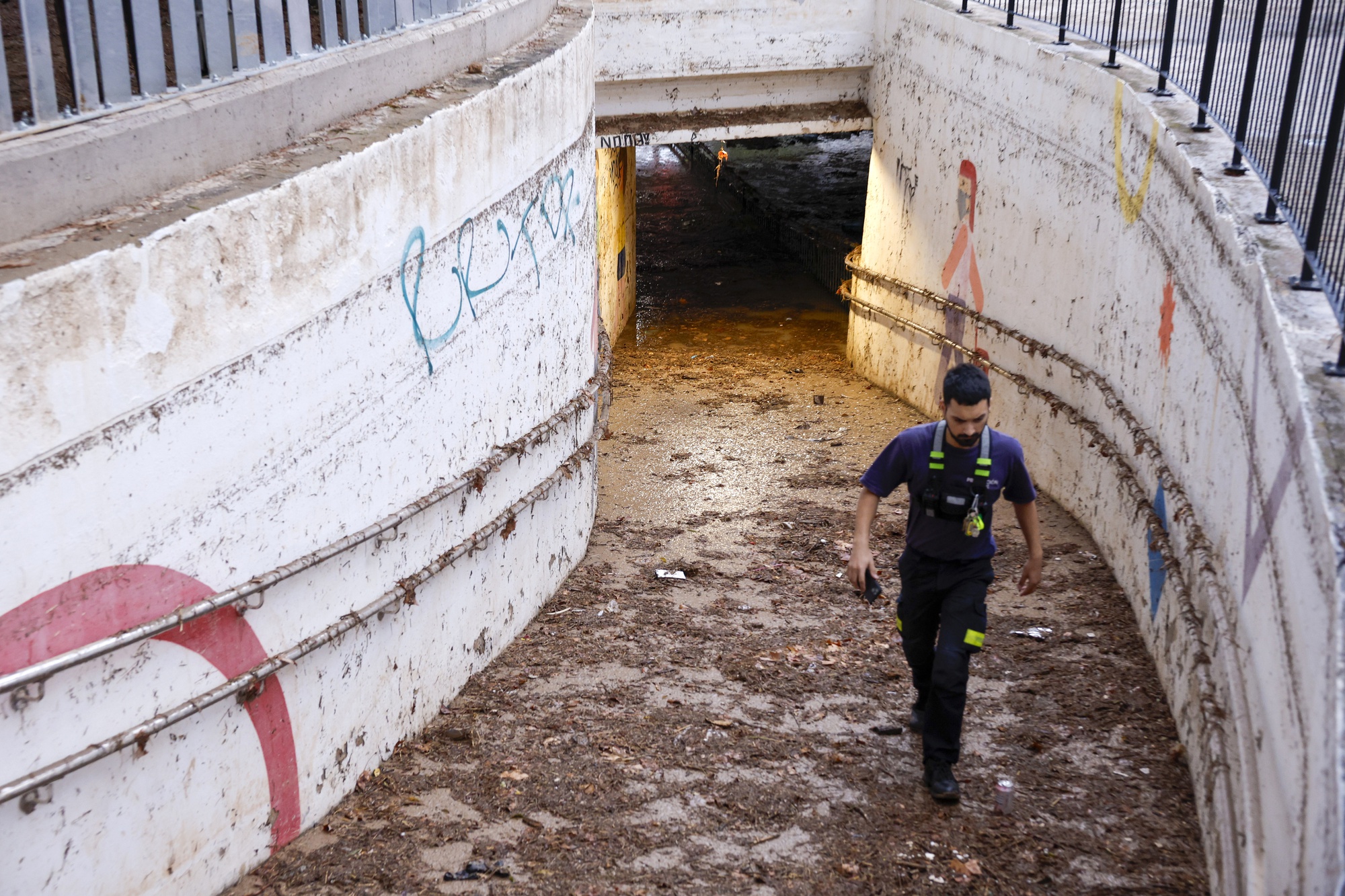 Ngập lụt kinh hoàng do bão Gabrielle: Mọi con đường biến thành sông, Ngập lụt kinh hoàng do bão Gabrielle: Mọi con đường biến thành sông,