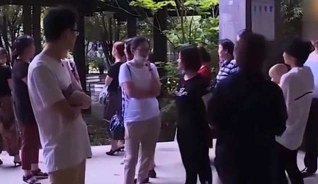 Bị yêu cầu đóng 38.897 tỷ đồng phí bảo trì hệ thống báo cháy, hơn 100 hộ dân kéo đến công ty quản lý BĐS phản đối thì được thông báo: “Giá này đã được giảm rồi”- Ảnh 1.