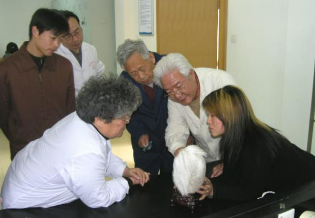 Lão nông phát hiện “tảng đá mọc tóc trắng”, chuyên gia lập tức phong tỏa cả ngôi làng: Loài vật quý hiếm bậc nhất hành tinh xuất hiện- Ảnh 1.