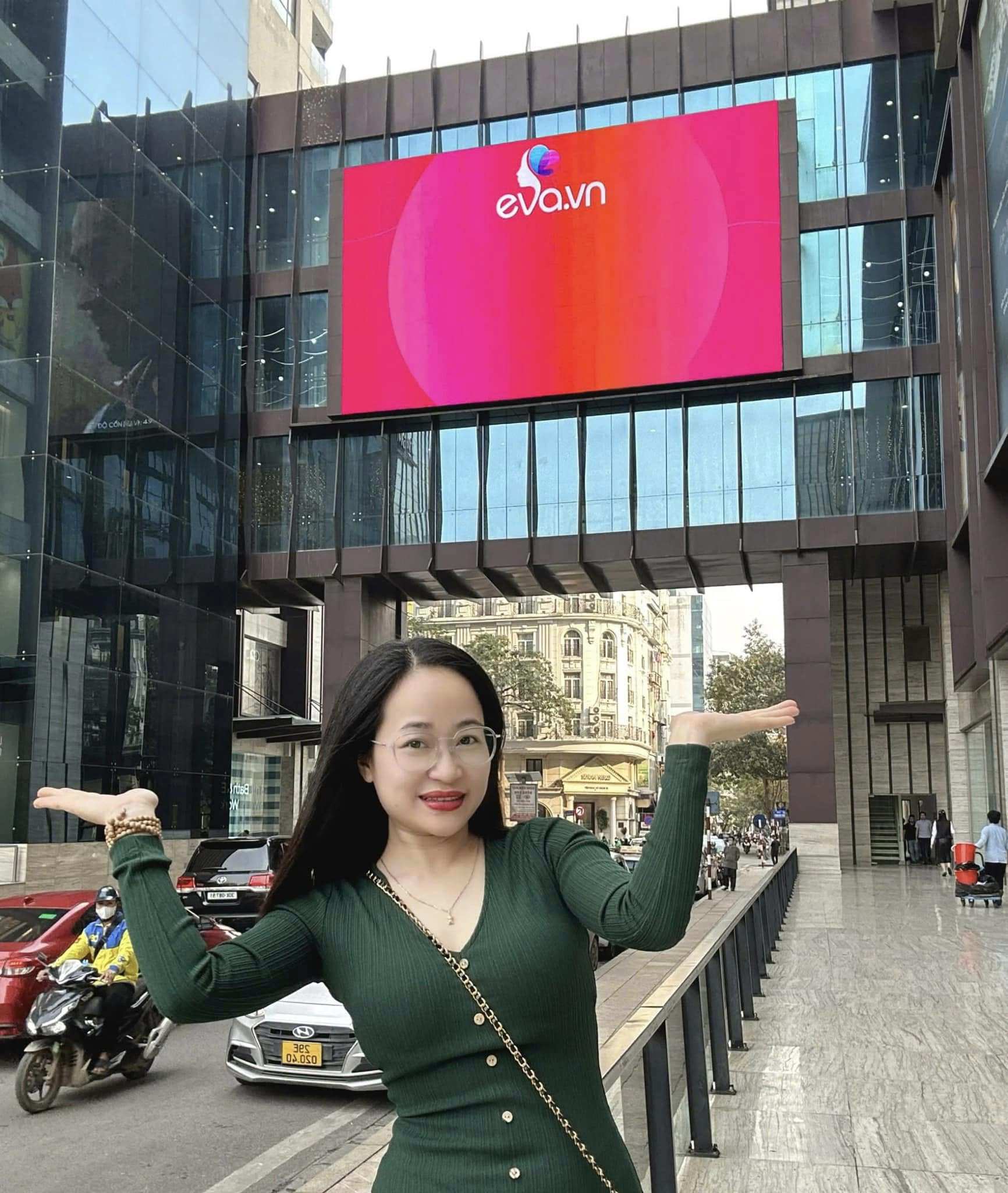 eva-34-1742435044-647-width1732height2048 Hay bên màn hình LED màu hồng bắt mắt của EVA.VN.