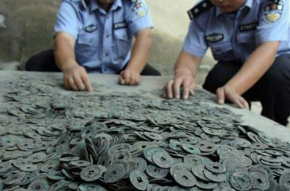 Công trường dừng thi công khẩn cấp vì máy xúc đào trúng giếng cổ, kho báu 200.000 vật thể Công trường dừng thi công khẩn cấp vì máy xúc đào trúng giếng cổ, kho báu 200.000 vật thể