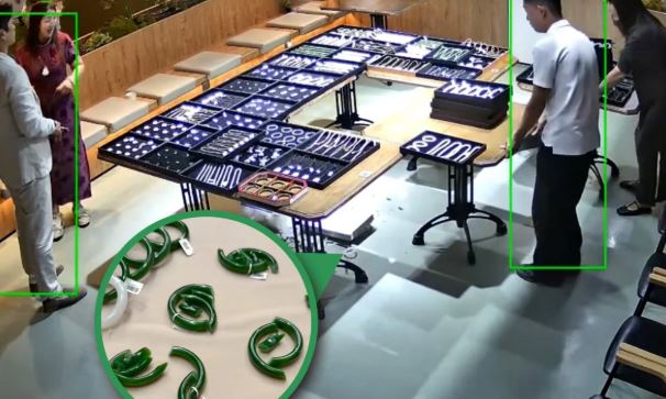 Nhân viên làm vỡ 50 vòng ngọc bích trị giá hơn 3,6 tỷ đồng, chủ tiệm đưa ra quyết định sốc- Ảnh 1.