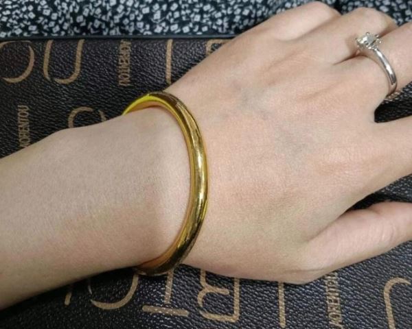 Người phụ nữ chi 61 triệu đồng mua vòng vàng, 2 năm sau đem bán thì phát hiện hàng giả, cửa hàng thách thức: