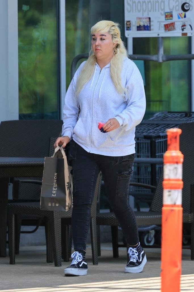 "Nữ hoàng phim teen" một thời: Bị bắt vì khỏa thân lang thang trên phố, giờ "dao kéo" đến mức không nhận ra exclusive calabasas ca amanda by 1 17560216437661499547872 1756022898747 1756022898968753788667