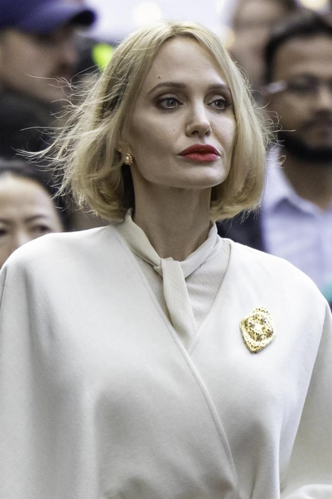 Angelina Jolie tái hiện màn khoe chân dài miên man đình đám 1 thời, Angelina Jolie tái hiện màn khoe chân dài miên man đình đám 1 thời,