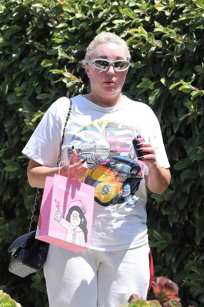 "Nữ hoàng phim teen" một thời: Bị bắt vì khỏa thân lang thang trên phố, giờ "dao kéo" đến mức không nhận ra exclusive los angeles ca amanda 1756021643968925122130 1756022897688 17560228980221648644389