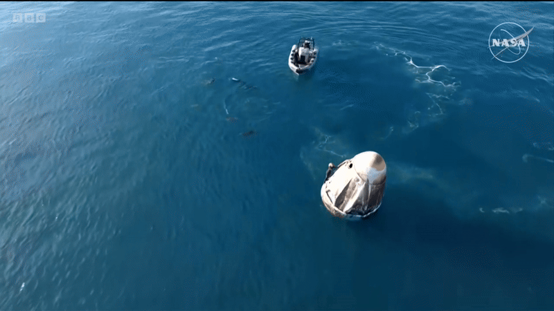 Cảnh tượng lạ tại bờ biển Florida khi 2 phi hành gia trở về Trái Đất sau 9 tháng mắc kẹt ngoài không gian- Ảnh 1. Cảnh tượng lạ tại bờ biển Florida khi 2 phi hành gia trở về Trái Đất sau 9 tháng mắc kẹt ngoài không gian- Ảnh 1.