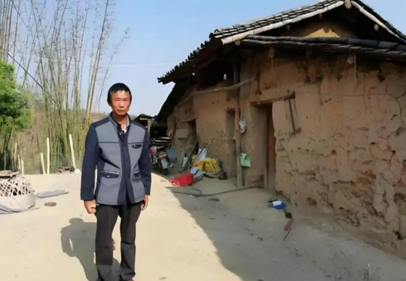 Tự bỏ tiền túi sửa con đường dài 800m, người đàn ông bị công an phạt hơn 146 triệu đồng liền khởi kiện, toà án tuyên bố: “Họ làm vậy là đúng”- Ảnh 1.