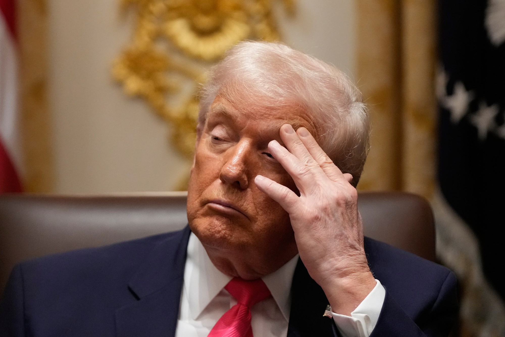 Khoảnh khắc gây bão của Tổng thống Donald Trump hôm qua- Ảnh 2.