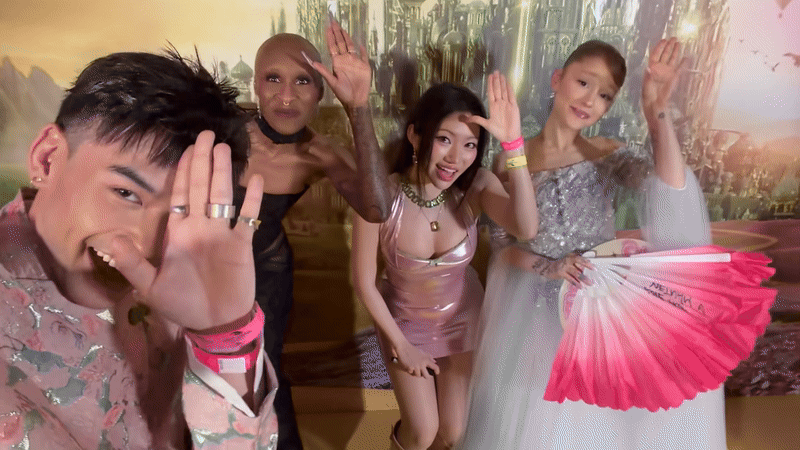 Trời ơi Ariana Grande nói tiếng Việt, lại còn vẫy tay đu trend Trời ơi Ariana Grande nói tiếng Việt, lại còn vẫy tay đu trend