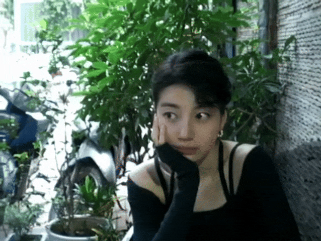 ezgif-10679f6a29f8d7c2-165637-1765280468414-1765280468923363278882 "Tình đầu quốc dân" Suzy xả ảnh xinh tươi ngút ngàn ở Việt Nam, check-in màn LED làm vạn fan nức lòng ezgif 10679f6a29f8d7c2 165637 1765280468414 1765280468923363278882