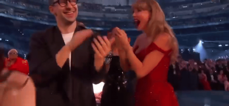 Độc nhất vô nhị tại Grammy 2025: Taylor Swift 1 mình làm hành động lạ giữa lễ trao giải, biết lý do càng bất ngờ hơn- Ảnh 3. Độc nhất vô nhị tại Grammy 2025: Taylor Swift 1 mình làm hành động lạ giữa lễ trao giải, biết lý do càng bất ngờ hơn- Ảnh 3.