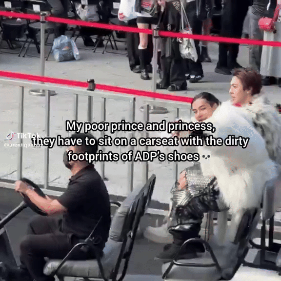 "Tân binh tài phiệt" bị bắt trọn cử chỉ kém duyên ở AAA, mới ra mắt đã "láo" thế này thì ai cứu nổi? ezgif 11b1a1ffc534b786 174552 1765288069339 17652880699191203204503