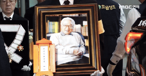 Lễ đưa tang "ông nội quốc dân": Ha Ji Won - "cháu trai" Jung Il Woo khóc nức nở, dàn sao đau xót tiễn biệt ezgif 13c89b355867d4db 1764208669005929674726 0 0 419 800 crop 1764225133614884022692gifpng