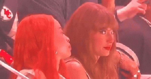 Clip 6 triệu view bắt trọn cảnh Taylor Swift liếc xéo, cười mỉa vì bị khán giả làm điều này ở Super Bowl 27 Clip 6 triệu view bắt trọn cảnh Taylor Swift liếc xéo, cười mỉa vì bị khán giả làm điều này ở Super Bowl ezgif 14a09ac6f02249 17391626436271436045244 0 0 278 531 crop 1739162664128607974781gifpng