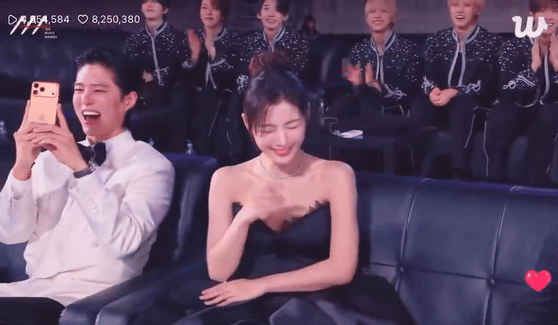 ezgif-17a3ca228676d57f-1765079478820-1765079479073169322933 "Em gái quốc dân" Kim Yoo Jung nũng nịu yêu phát hờn, tạo nên "6 giây thần thánh" náo loạn cả AAA ezgif 17a3ca228676d57f 1765079478820 1765079479073169322933